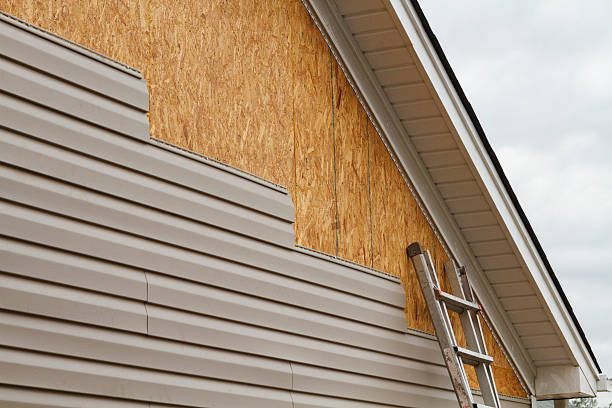 Professional Siding technician working in Belvidere, NC
